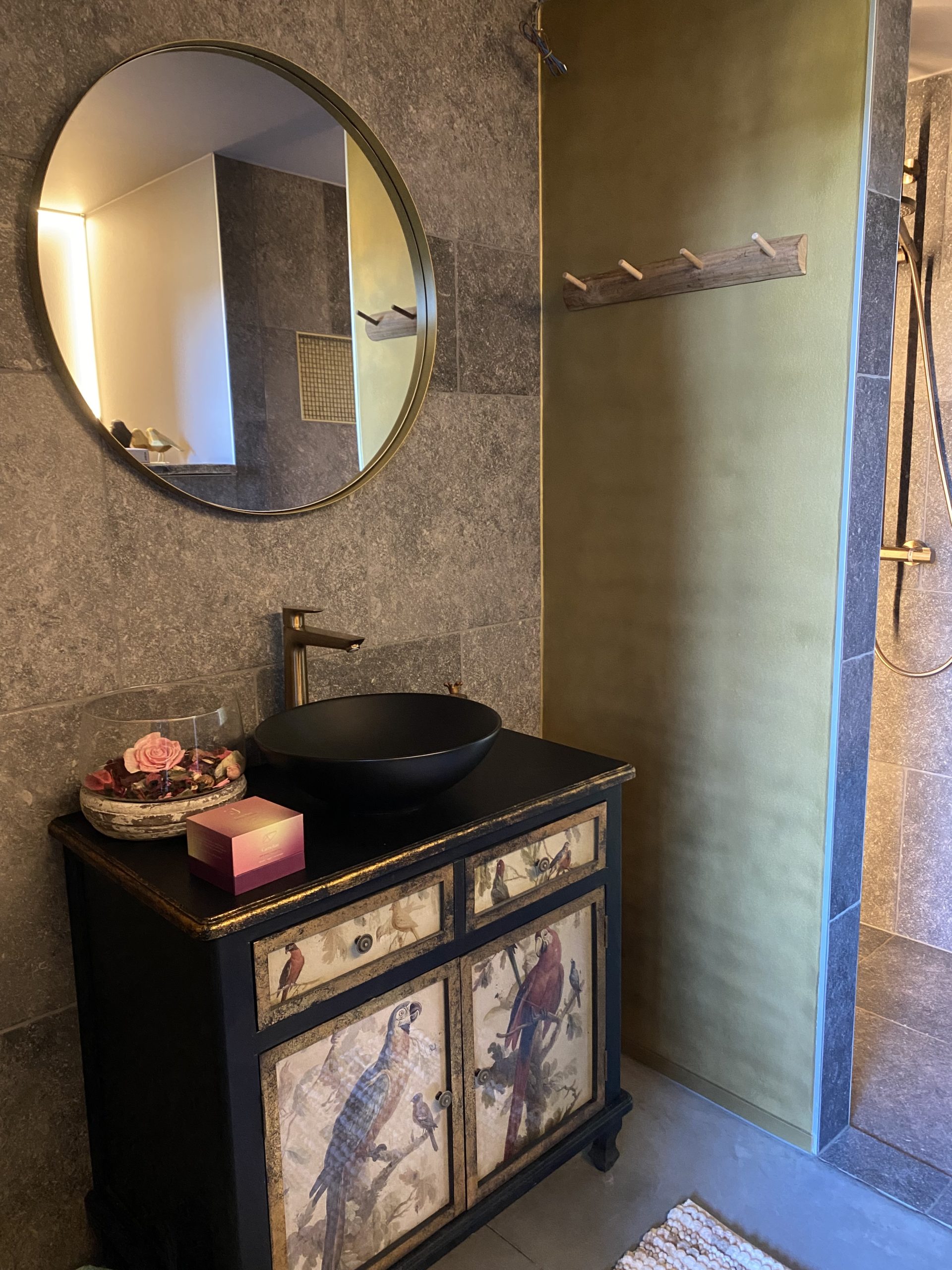 Art Bruges Guestrooms Lodge Golden Bathroom