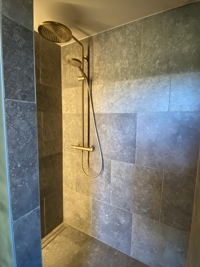 Art Bruges Guestrooms Lodge Golden Raindouche